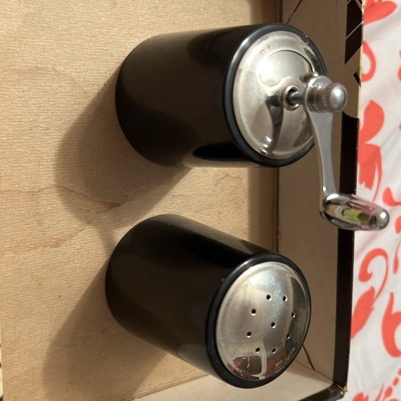 Olde Thompson Pepper Mill & Salt Shaker - Picture 5 of 9